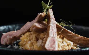 Receta de secreto al vermut con risotto de trigo